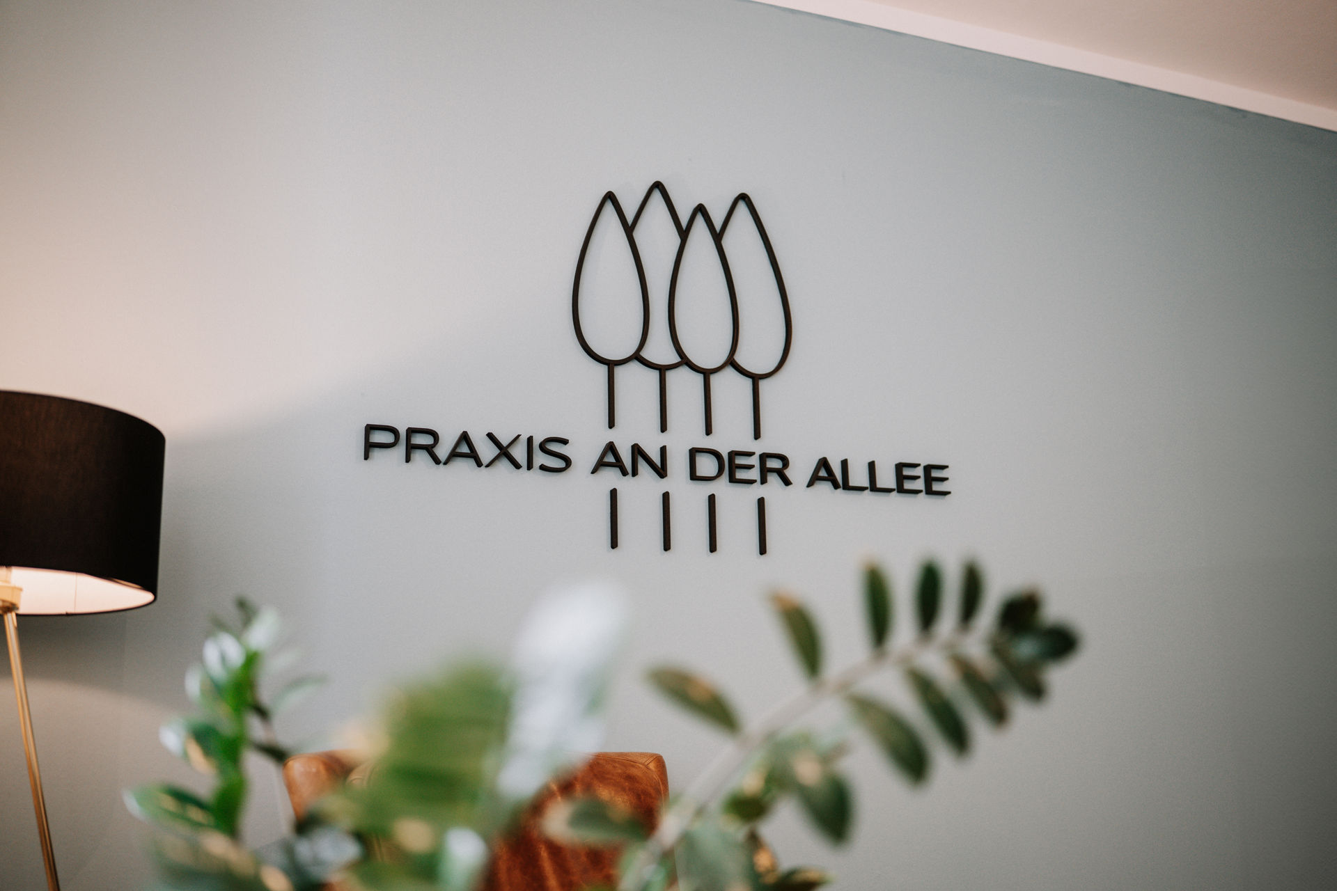 Logo der Praxis an der Allee im Empfangsbereich